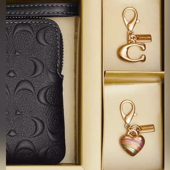 💕NIB COACH Signature Leather Black Wristlet with two Gold Coach Charms💕 - Picture 5 of 9